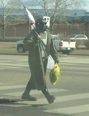 [IMG: The culprit walking to the shopping centre with flag and bag]