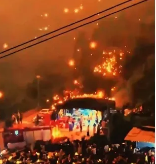 [IMG:Spectators and sparklies]
