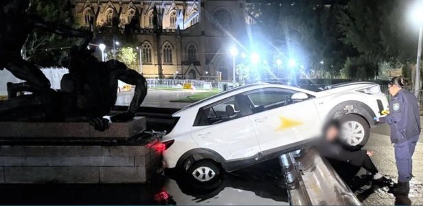 [IMG: the SUV with tyres in the pool, remainder on the sidewall