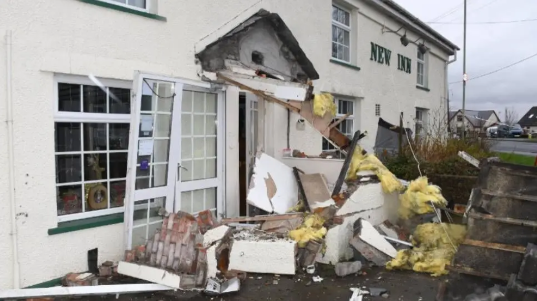 [IMG: the pub porch afterward]